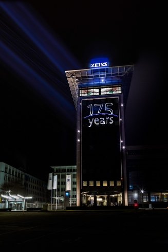 Das illuminierte Hochhaus am Unternehmenssitz in Oberkochen in der Jubiläumswoche. Bild: Zeiss