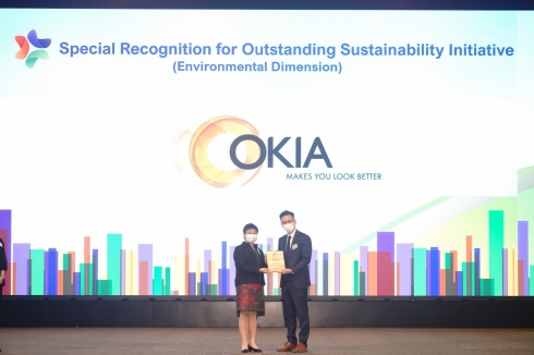 Jacky Lam, Managing Director Okia Optical, erhält die Auszeichnung für die Nachhaltigkeitsbestrebungen. Bild: Okia