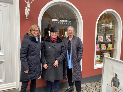 Die Augenoptikerinnen Ulrike Rother (links) und Tanja Fischer (rechts) sowie eine der Gewinnerinnen vor dem Brillenhaus Blankenese. Foto: Sven Hartmann 