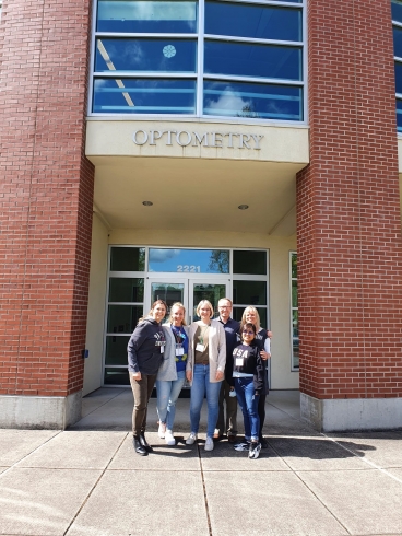 Studiendekan Prof. Fraser Horn mit den fünf Masterstudentinnen aus Aalen. Bild: Pacific University, Forest Grove, OR, USA