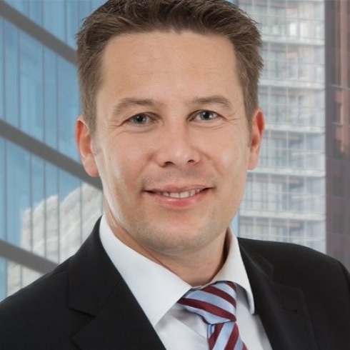Dominik Riedhammer verstärkt das Management des Optikunternehmens. Bild: Schweizer