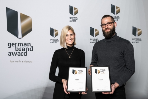Annika Sommer und Marco Hering, Marketing bei Lunor, nehmen den German Brand Award 2022 entgegen. Bild: Lunor AG