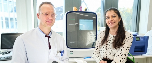 Im Labor am UKB: EURETINA Medical Retinal Clinical Research Award 2021 geht an Prof. Robert Finger und Prof. Zeinab Abdullah (v.l). Bild: UKB/Johann Saba