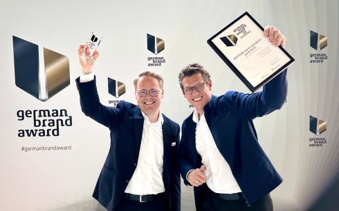 Marketing-Leiter Dominik Eidens und Geschäftsführer Paul Rottler bei der Preisverleihung in Berlin. Bild: Rottler