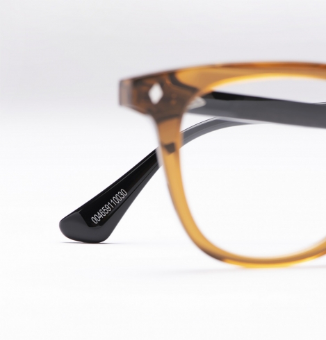 Die Seriennummer zur Rückverfolgbarkeit ist auf jedem Brillenbügel eingraviert. Bilder: Marcolin