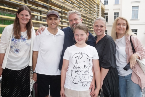 v.l.: Eva Hödl, Verantwortliche für das „GRAgustl“-Ferienprogramm, und CEO Andreas Pirkheim mit Familie. Bild: Andy Wolf Eyewear