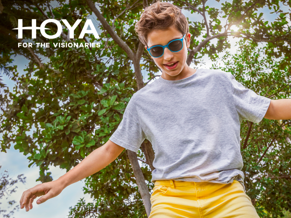 Junge trägt getönte Sonnenbrille von Hoya für das Myopie-Management