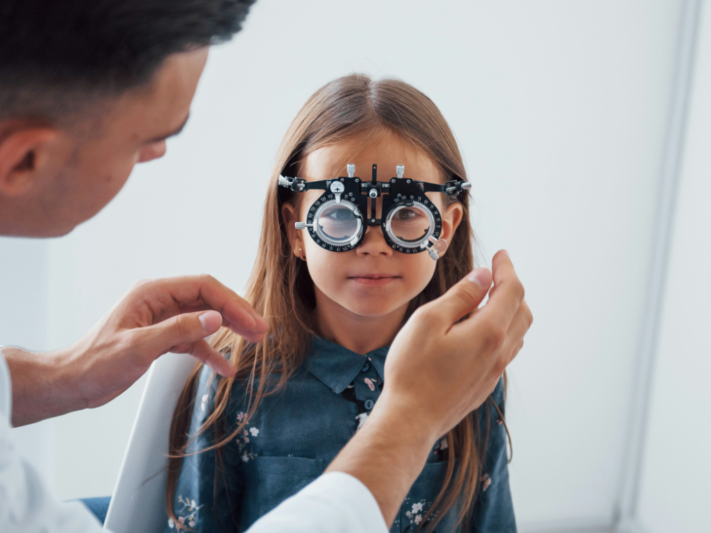Mädchen bei Augenuntersuchung zum Myopie-Management trägt Messbrille