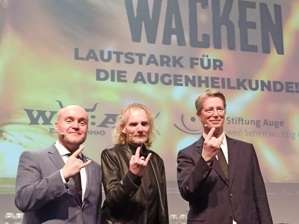 v.l.: 1. Vorsitzender des BVA Daniel Pleger, Wacken-Organisator Holger Hübner und Generalsekretär der DOG Prof. Claus Cursiefen auf dem Augenärzte-Kongress Augenärztliche Akademie Deutschland (AAD) 2025
