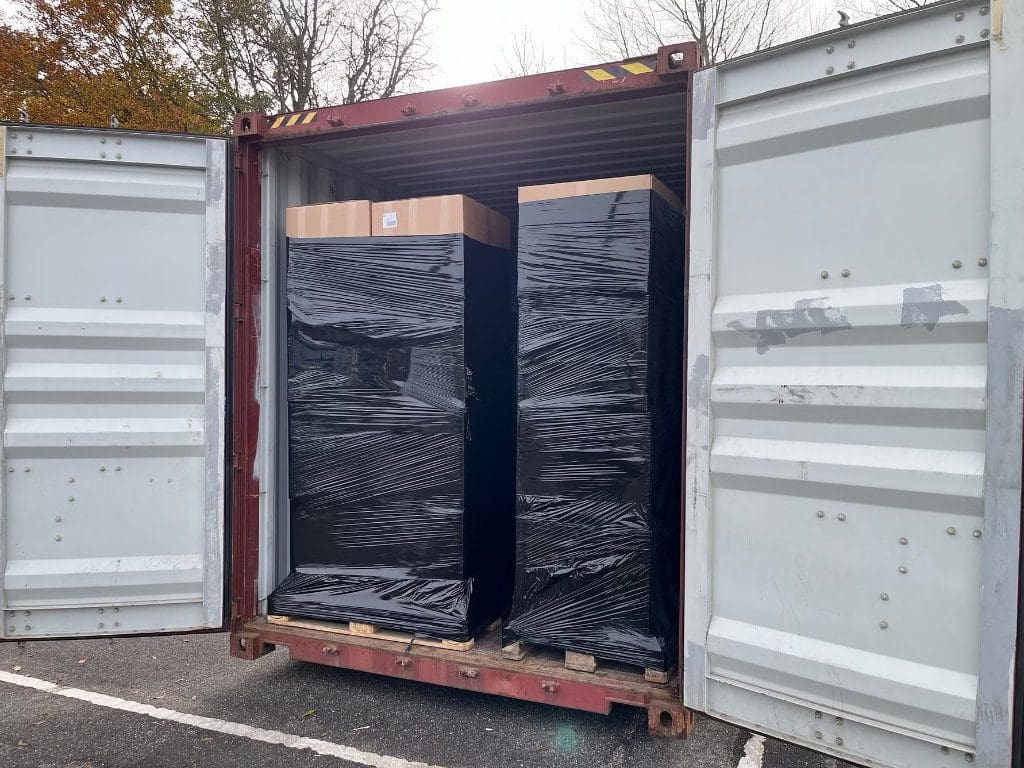 Container mit Brillenfassungen von Design Eyewear Group, der gespendet an VOSH verschifft wird