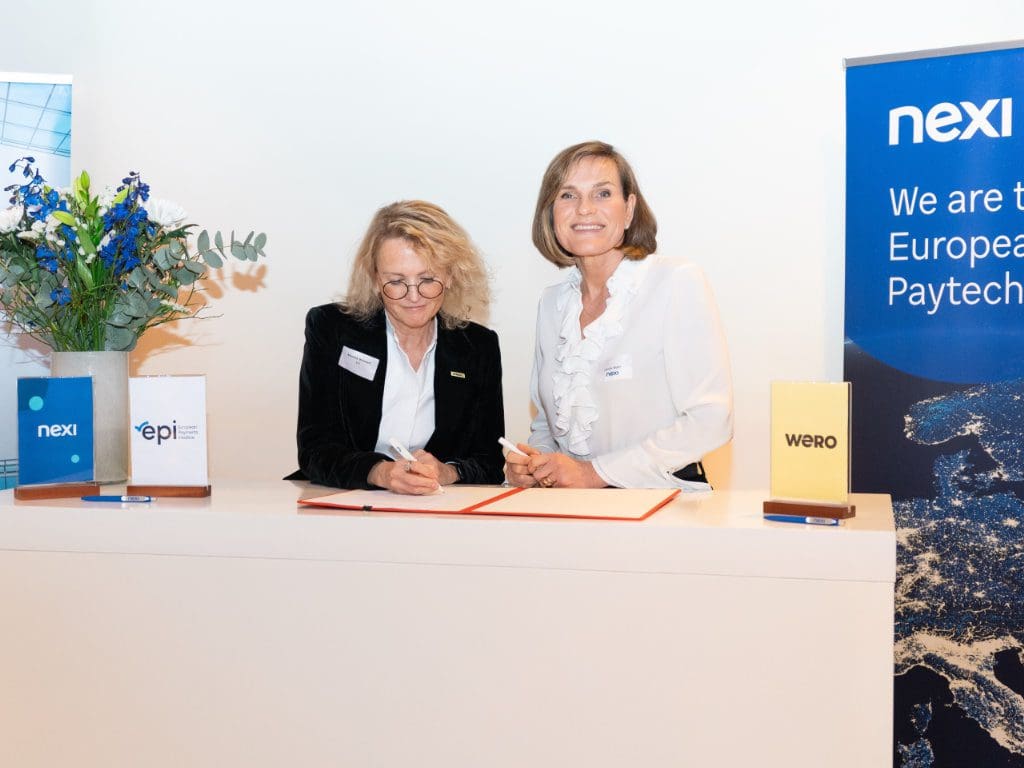 Auf der Retail-Technology-Fachmesse EuroCIS 2025 in Düsseldorf haben die Nexi Germany GmbH und der Wero-Betreiber EPI (European Payments Initiative) einen Vertrag über die Einführung der digitalen Wallet-Zahlart Wero unterzeichnet: Martina Weimert, CEO EPI (links), Carola Wahl, CEO Nexi DACH (rechts). Foto: Nexi Group
