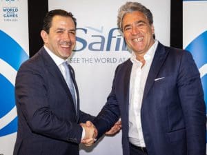 David Evangelista, Präsident und Geschäftsführer von Special Olympics Europe Eurasia (SOEE), und Angelo Trocchia (CEO von Safilo) unterzeichnen die neue Vereinbarung von Healthy Athletes - Safilo in der Inalpi Arena am 8.3.2025 in Turin, Italien.