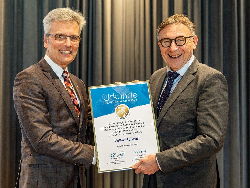 Volker Scheel (links) erhält auf der ZVA-Mitgliederversammlung 2025 in Heidelberg das Goldene Ehrenzeichen von ZVA-Präsident Christian Müller (rechts)
