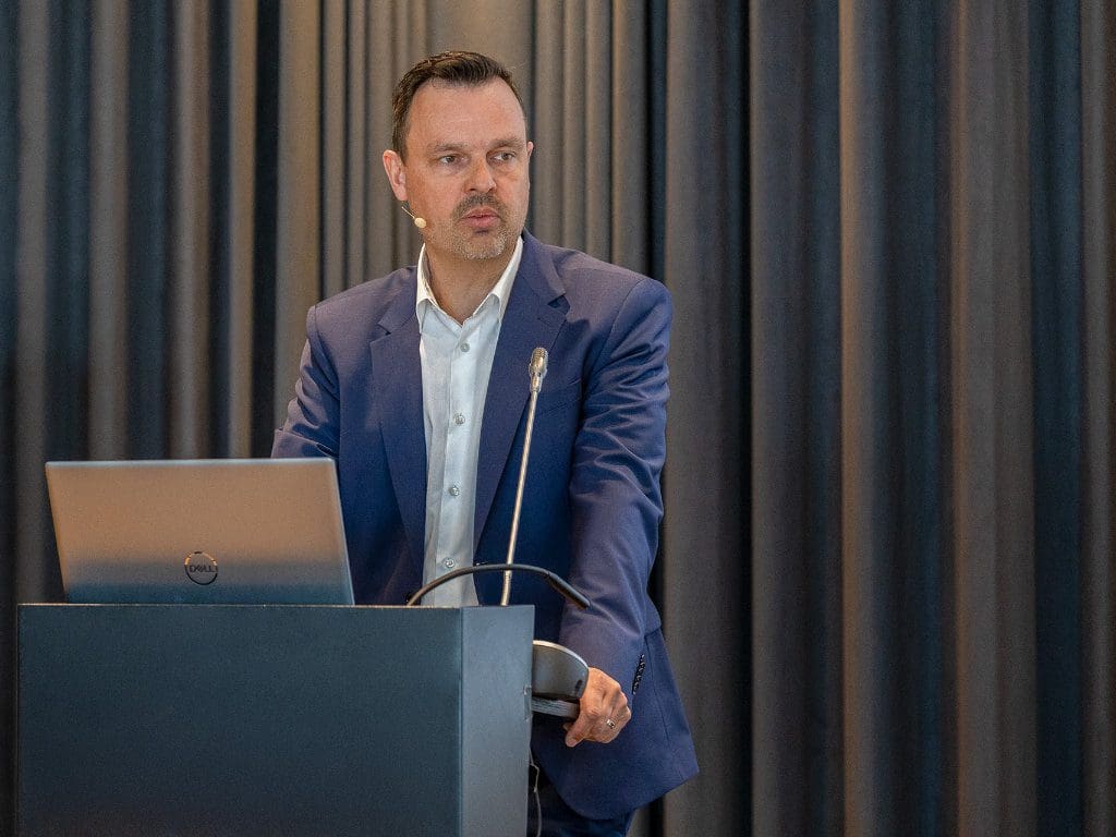 Dr. Stefan Bandlitz, Leiter der HFAK, trägt auf der ZVA-Mitgliederversammlung 2025 in Heidelberg Ergebnisse der Ortho-K- Studie vor.