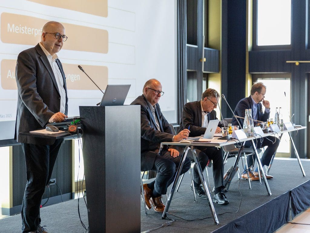 Klaus Schmitz, ZDH, referiert zu rechtlichen Fragen auf der ZVA-Mitgliederversammlung 2025 in Heidelberg