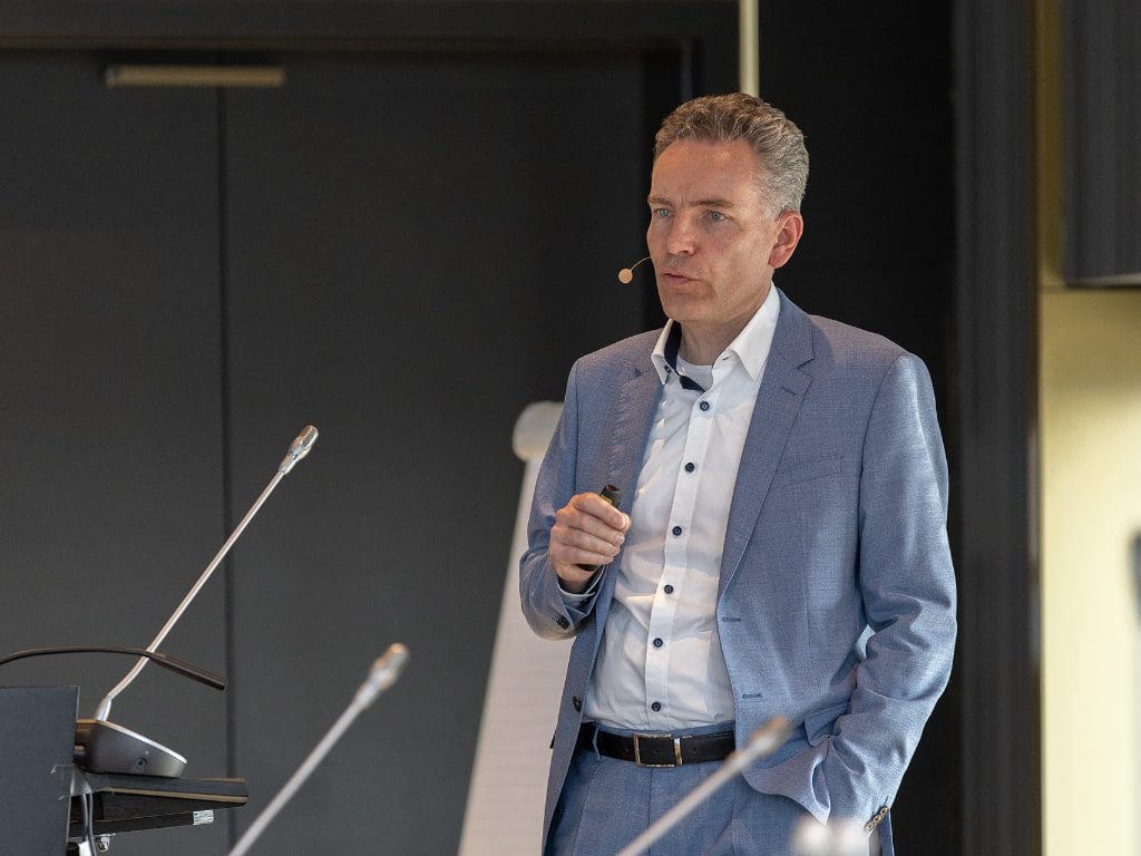 Michael Sommer, Institut für Demoskopie Allensbach, stellt auf der ZVA-Mitgliederversammlung 2025 in Heidelberg die Allensbach Brillenstudie 2024/25 vor