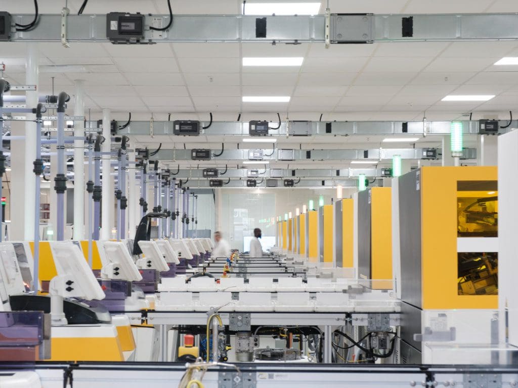 Fertigung im „Laboratoire d'Excellence“, neuer Industriestandort von EssilorLuxottica