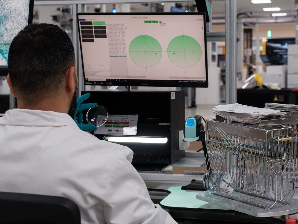 Fertigung im „Laboratoire d'Excellence“, neuer Industriestandort von EssilorLuxottica