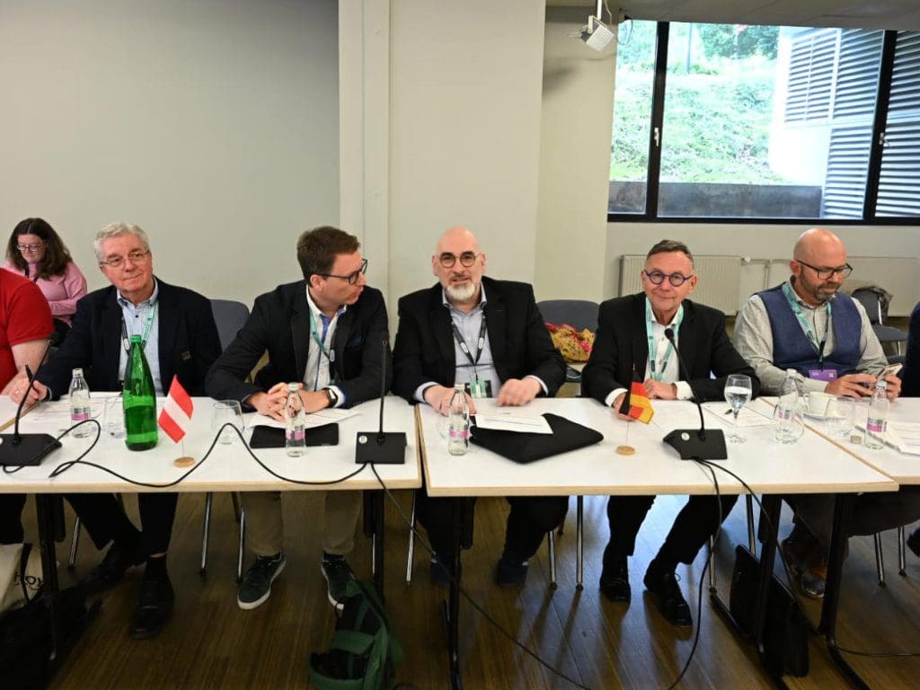 In der Mitte zu sehen ist Stephan Hirschfeld, der Vorsitzende der VDCO. Rechts neben ihm sitzt der ZVA-Präsident Christian Müller während eines Kongresses in Ljubljana, Slowenien, Mitte Mai 2025