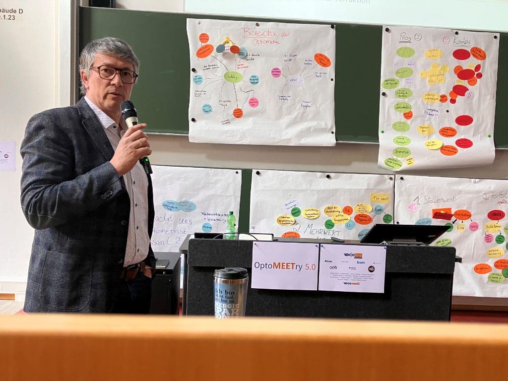 Vortrag von Gunther Schmidt, Landesinnungsmeister Brandenburg, bei der OptoMEETry 5.0