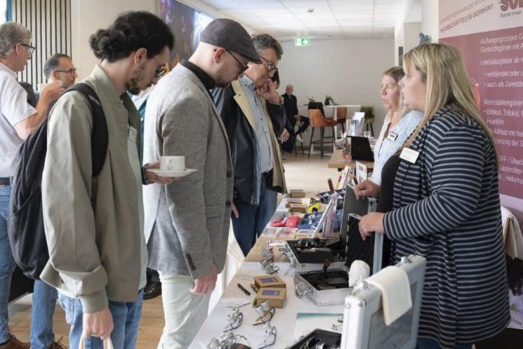 Rege Pausengespräche bei der Ausstellung der Industriepartner auf dem IVBS-Kongress 2025 in Siegburg