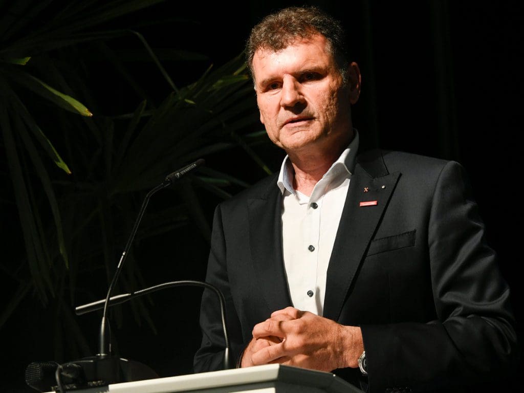 Helmut Zimmer, Präsident der Handwerkskammer des Saarlandes, unterstreicht in seiner Ansprache auf der Freisprechungsfeier für Augenoptik-Gesellen am 29. Juni 2025 in Kirchheimbolanden die zentrale Rolle des Handwerks