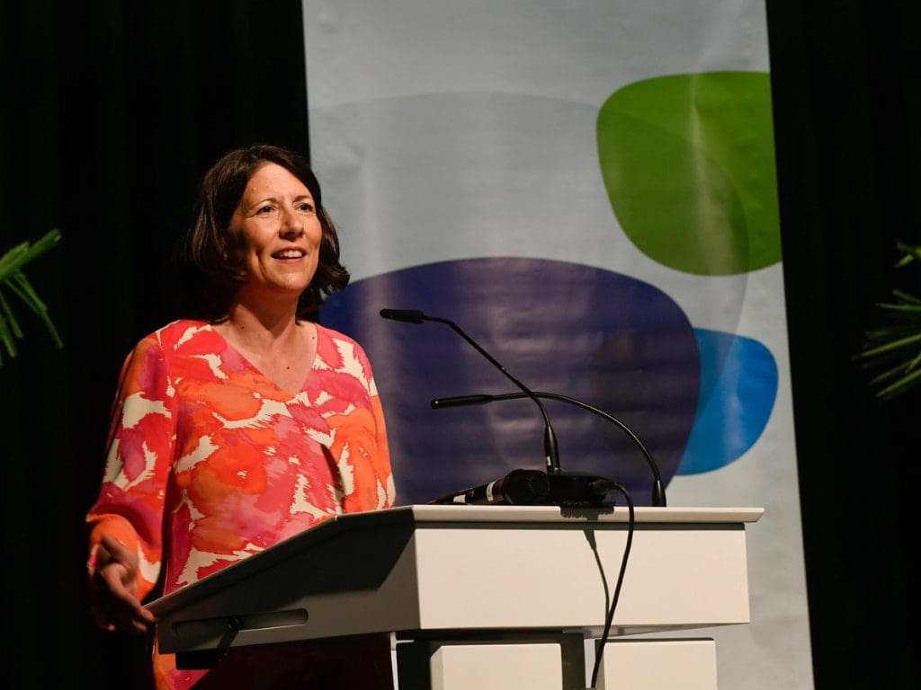 Wirtschaftsministerin Daniela Schmitt auf der Freisprechungsfeier für Augenoptik-Gesellen am 29. Juni 2025 in Kirchheimbolanden
