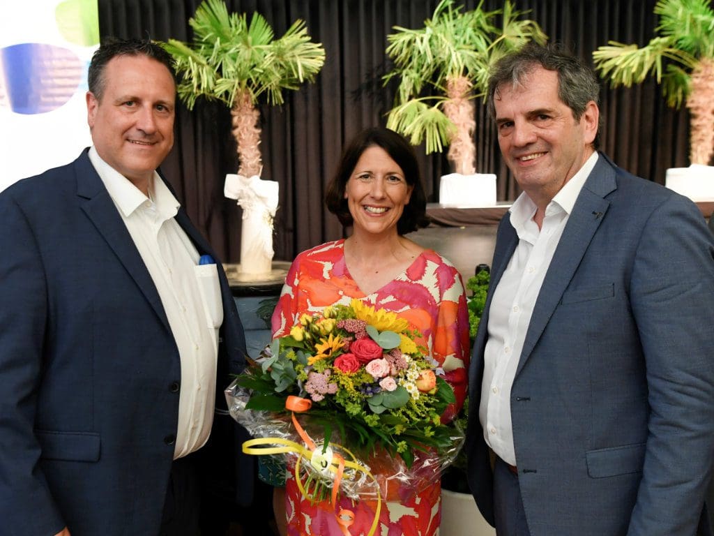 Von links: Dr. Marc Muchow, Daniela Schmitt und Peter Kupczyk auf der Freisprechungsfeier für Augenoptik-Gesellen am 29. Juni 2025 in Kirchheimbolanden
