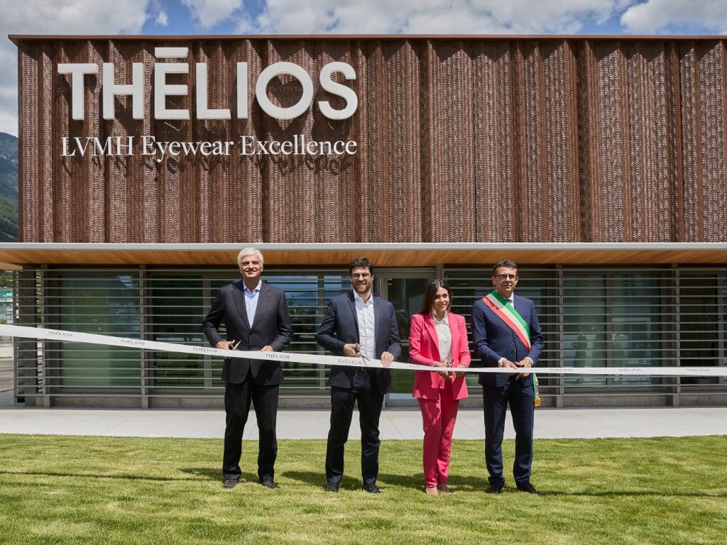 Die Stadträtin der Region Venetien, Valeria Mantovan, 2. von rechts im Bild, Alessandro Zanardo, CEO von Thélios (2. v.l.) und des Präsidenten von LVMH Italien, Toni Belloni (links) stehen vor dem neuen Thélios-Werk in Longarone und zerschneiden feierlich das Band bei der Eröffnung und Einweihung