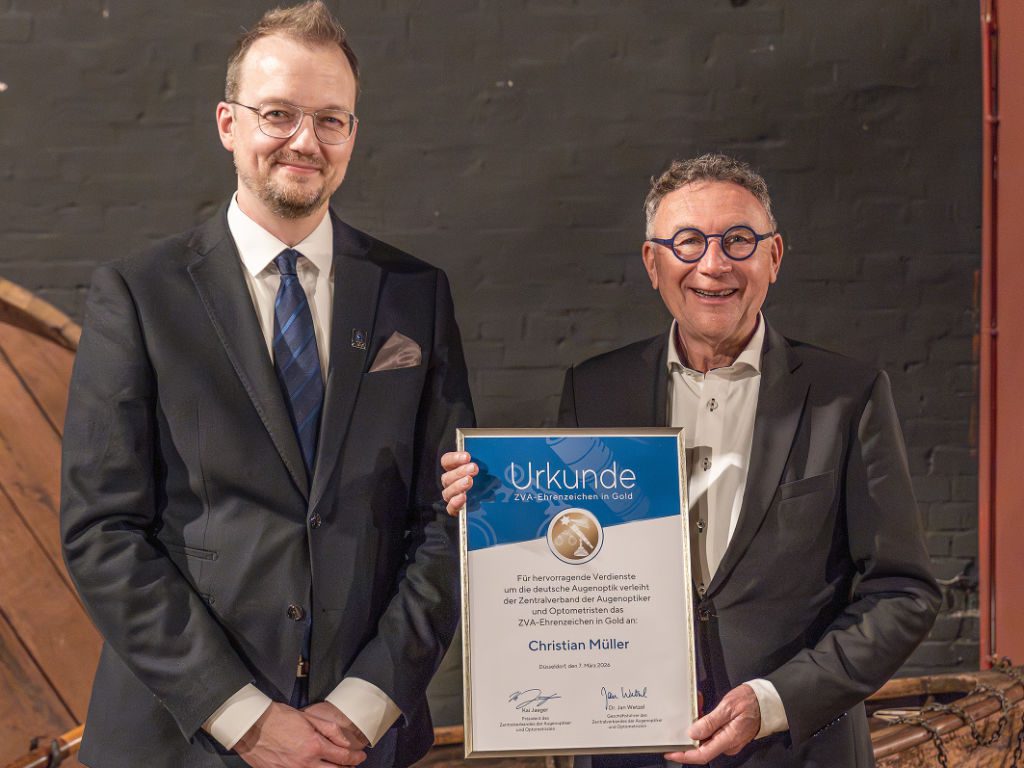 Der neu gewählte ZVA-Präsident Kai Jaeger übergibt Christian Müller beim festlichen Abend des Tagungswochenendes in Lübeck Anfang März 2026 das ZVA-Ehrenzeichen in Gold