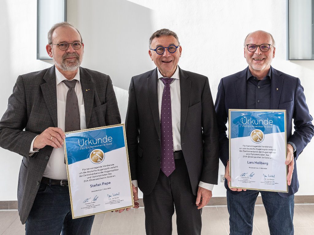Christian Müller (Mitte) mit Stefan Pape (l.) und Lars Hellberg (r.), dessen Engagement für die Augenoptik mit dem Goldenen Ehrenzeichen gewürdigt wurde. Der bisherige Präsident Christian Müller wurde in Lübeck zum Ehrenpräsidenten ernannt und erhielt das Goldene Ehrenzeichen.