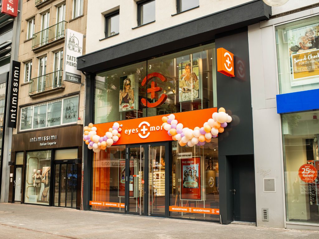 Geschmückte Eyes + more-Filiale in Köln, Schildergasse von außen