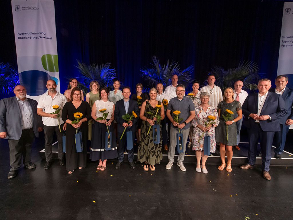 Gruppenfoto der geehrten Mitglieder der Gesellenprüfungsausschüsse in Rheinland-Pfalz und im Saarland auf der Freisprechungsfeier der Augenoptiker-Innung Rheinland-Pfalz/Saarland am 21. Juni 2026