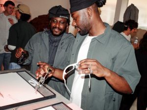 Zwei Männer halten Oakley-Brillen in Händen auf Community-Event mit BSTN im Münchner Glockenbachviertel